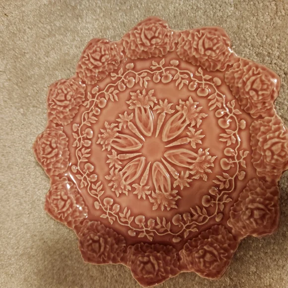 NEW Discontinued Bordallo Pinneiro Embossed Beautiful pink plate - Picture 2 of 3